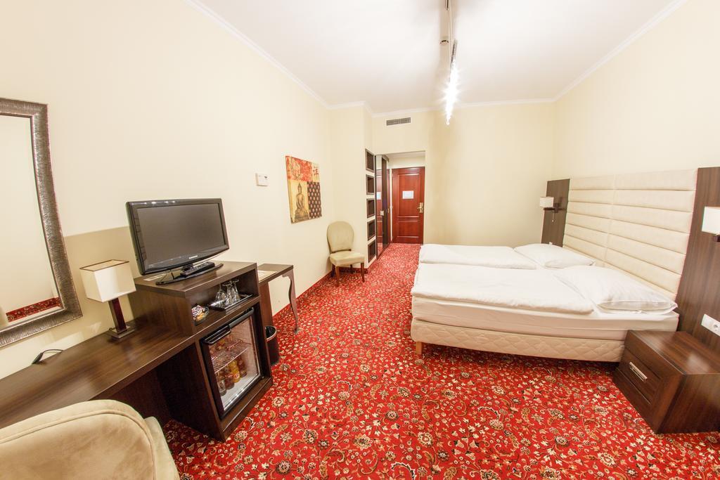 Hotel Kristaly Imperial Tata Buitenkant foto