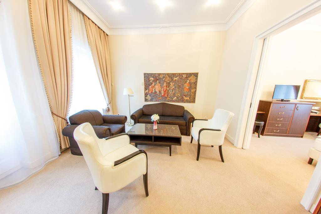 Hotel Kristaly Imperial Tata Buitenkant foto