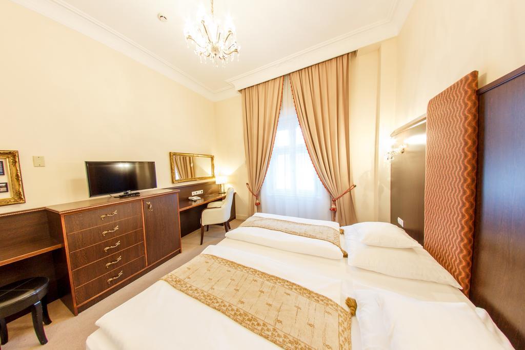 Hotel Kristaly Imperial Tata Buitenkant foto