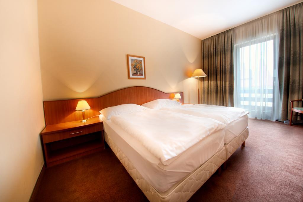 Hotel Kristaly Imperial Tata Buitenkant foto