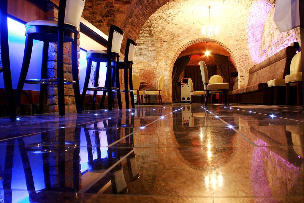 Hotel Kristaly Imperial Tata Buitenkant foto