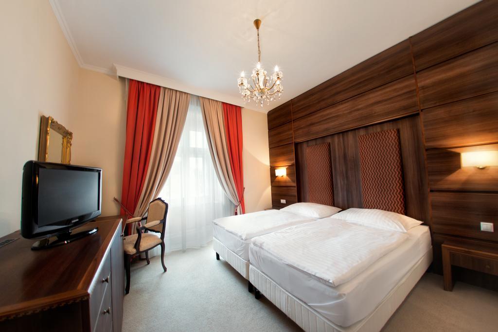 Hotel Kristaly Imperial Tata Buitenkant foto