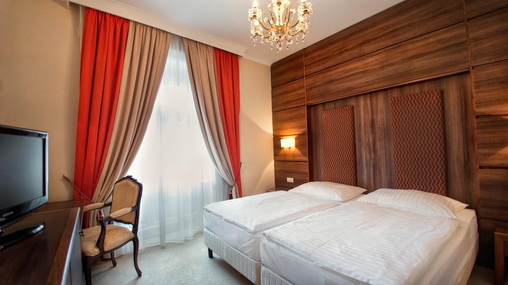 Hotel Kristaly Imperial Tata Buitenkant foto