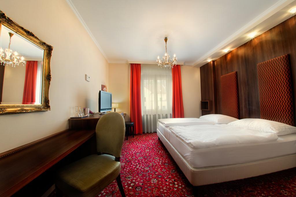Hotel Kristaly Imperial Tata Buitenkant foto