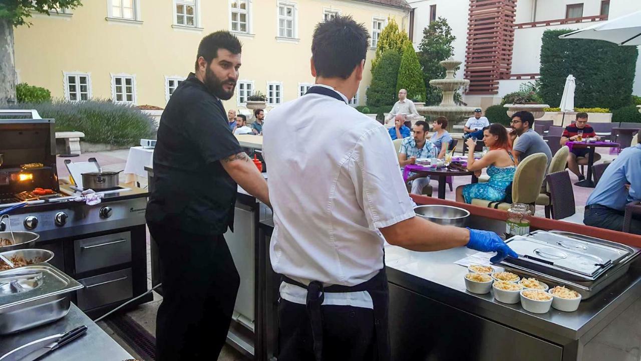 Hotel Kristaly Imperial Tata Buitenkant foto
