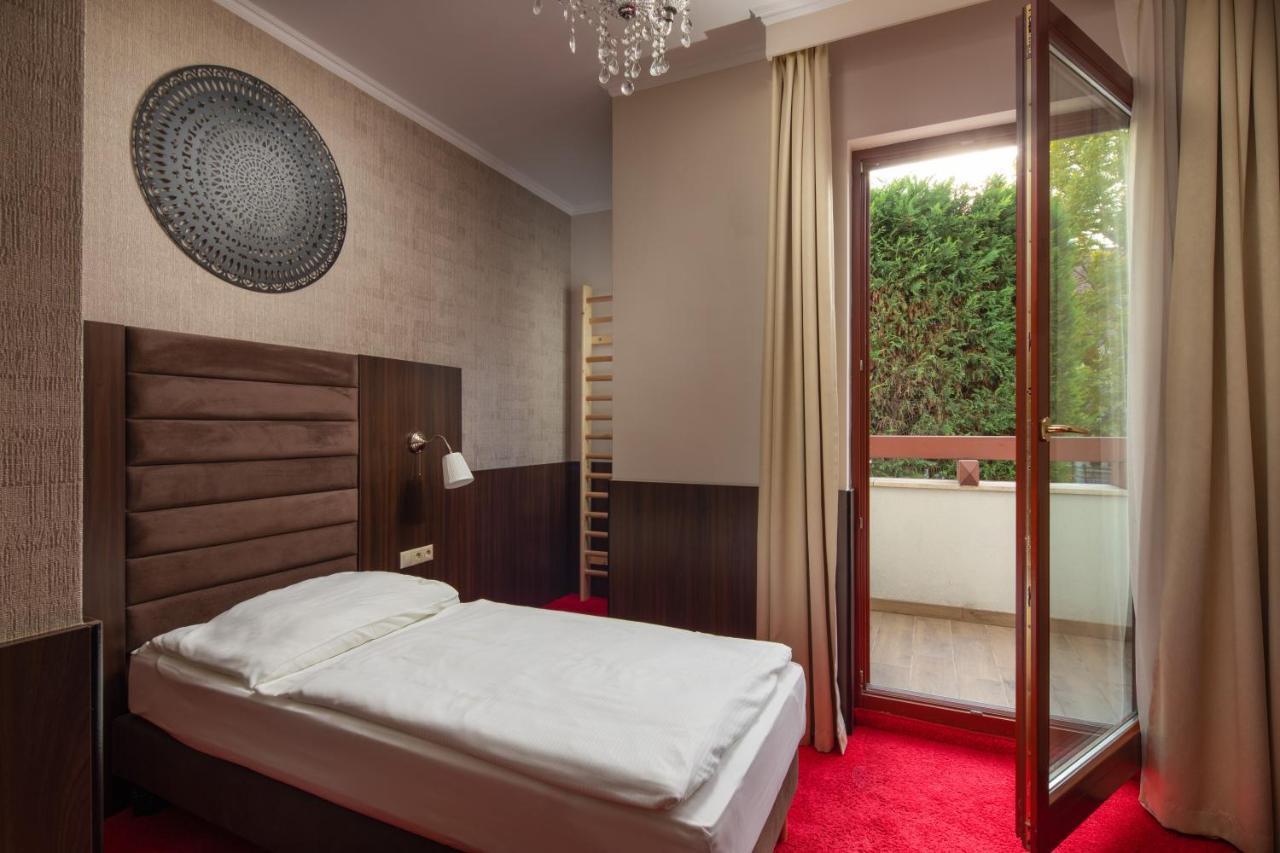 Hotel Kristaly Imperial Tata Buitenkant foto