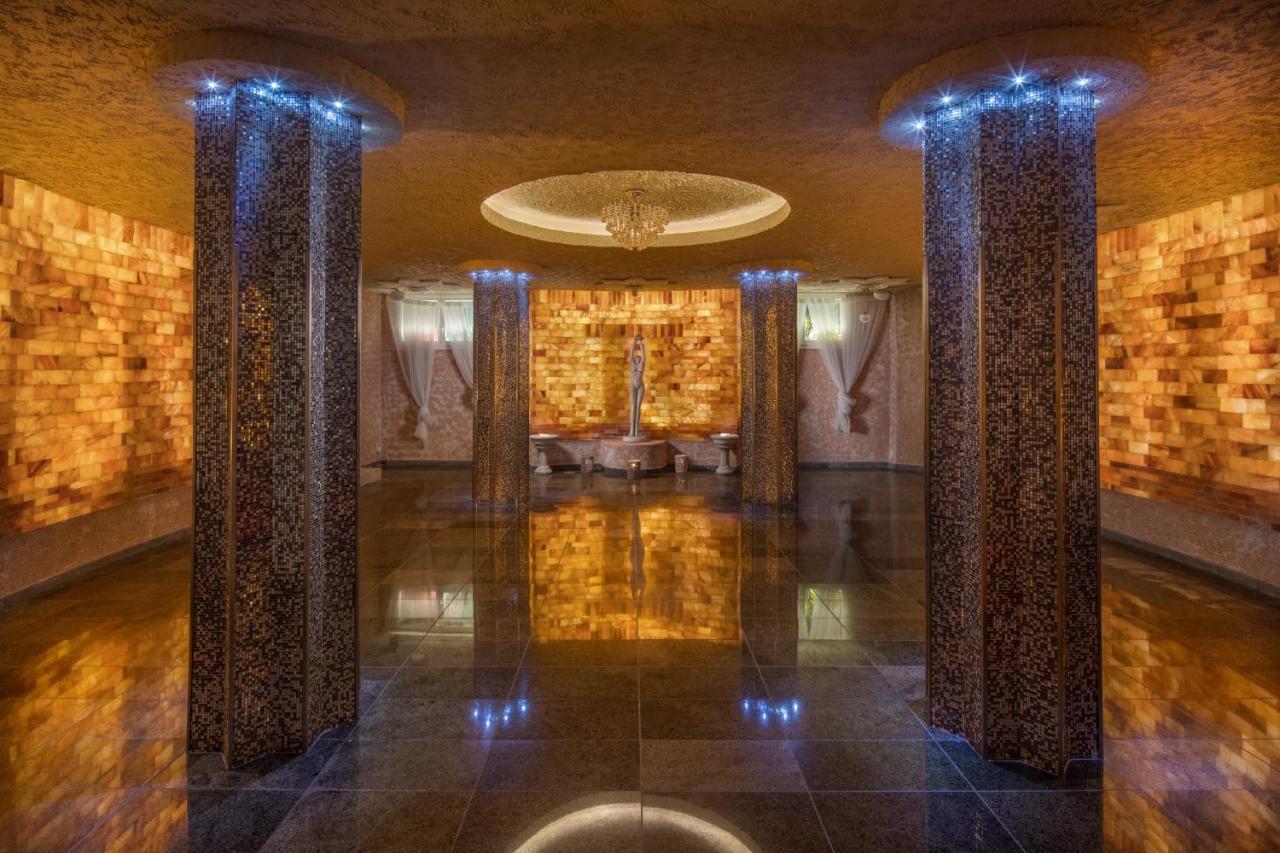 Hotel Kristaly Imperial Tata Buitenkant foto
